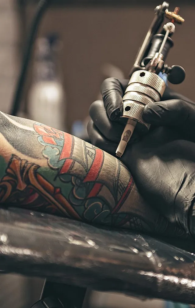 Persona haciendo tatuaje