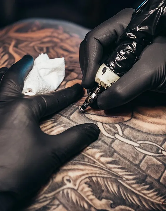 Sesión de tatuaje